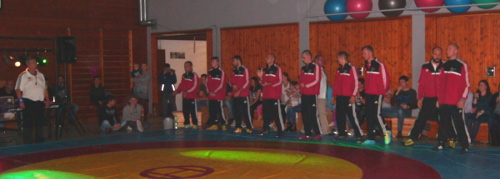 Mannschaft mit Kampfrichter vor dem Wettkampfanpfiff